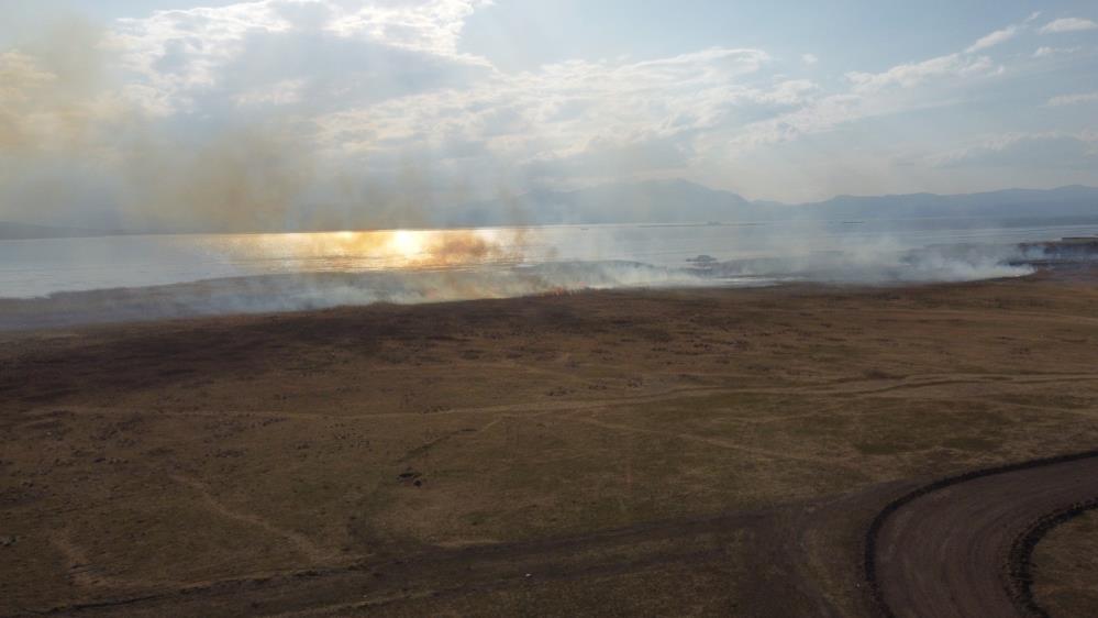 beysehir-golu-kiyisindaki-sazlik-alanda-yangin2.jpg