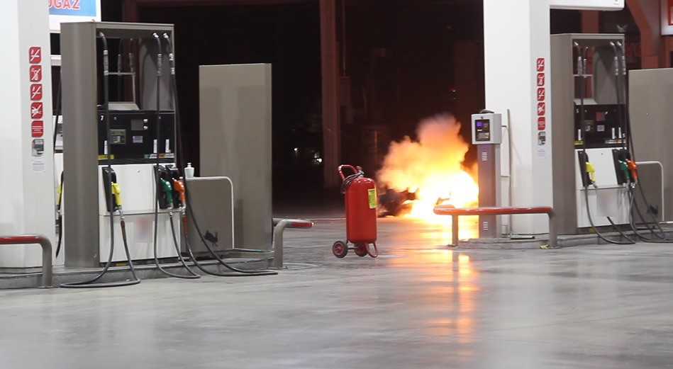 konyada-petrol-istasyonunda-supheli-valiz-alarmi-bomba-uzmani-mudahale-etti.jpeg