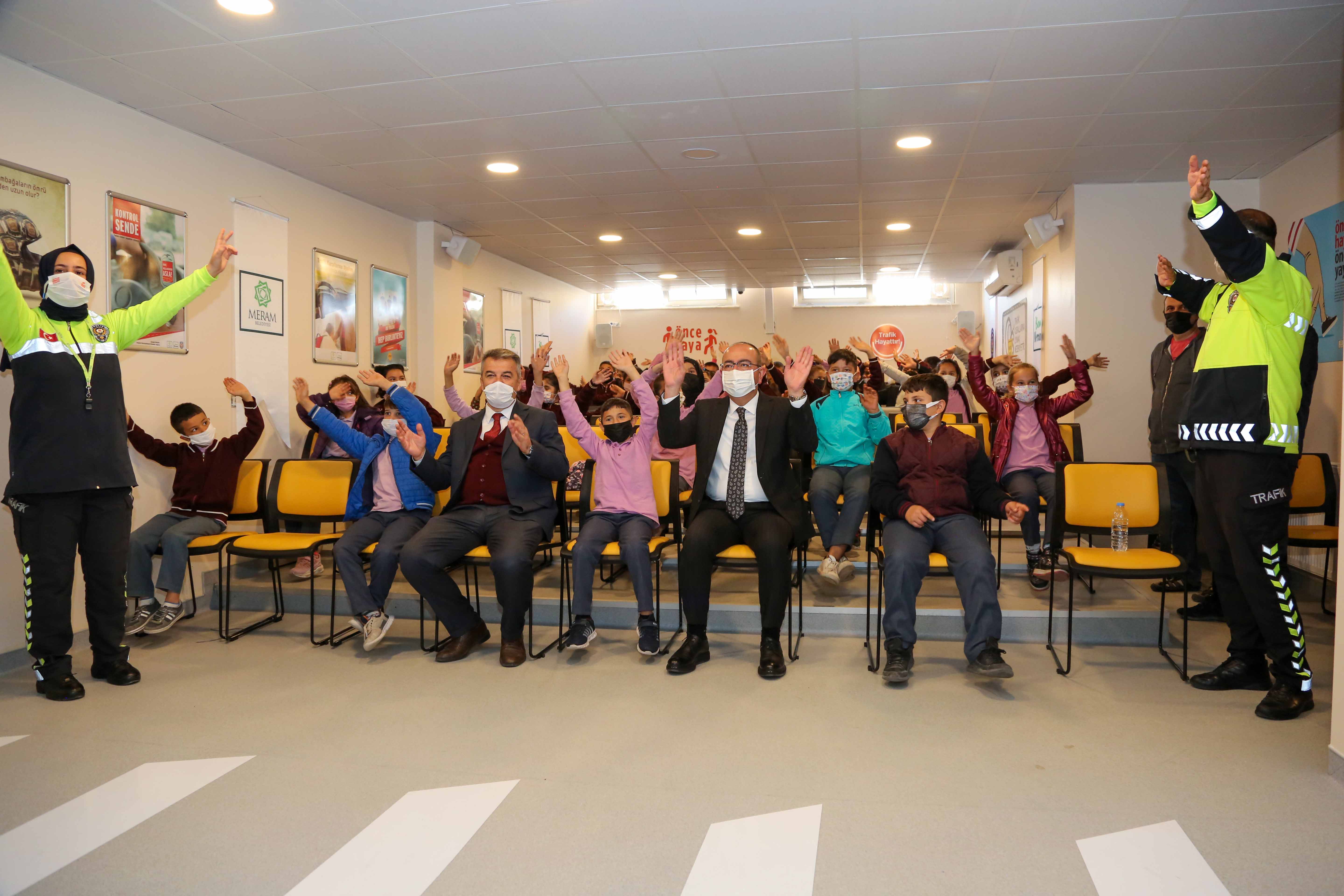 baskan-kavus-mega-kapsamindaki-trafik-egitiminde-cocuklara-eslik-etti-2.jpg