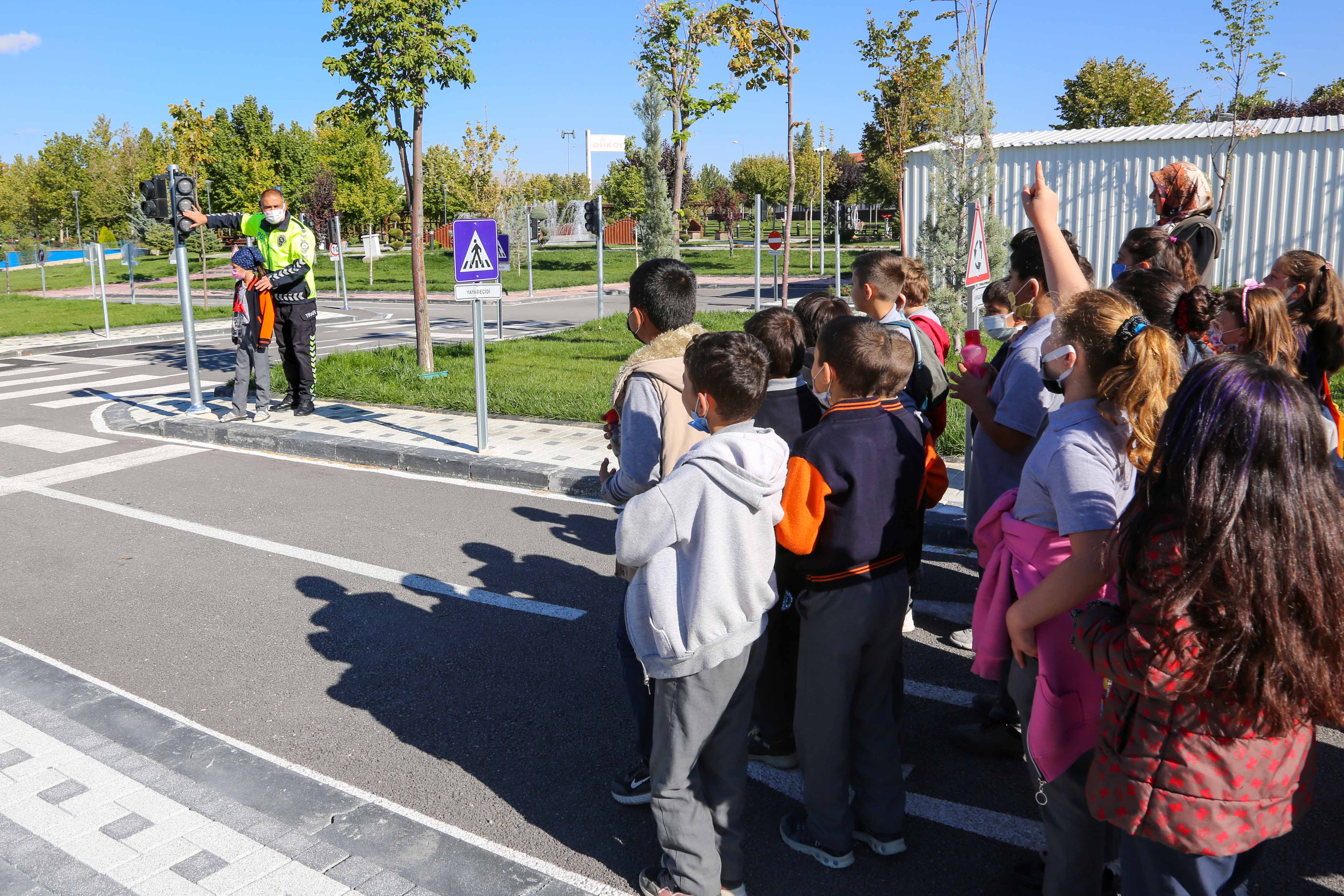 baskan-kavus-mega-kapsamindaki-trafik-egitiminde-cocuklara-eslik-etti-4.jpg
