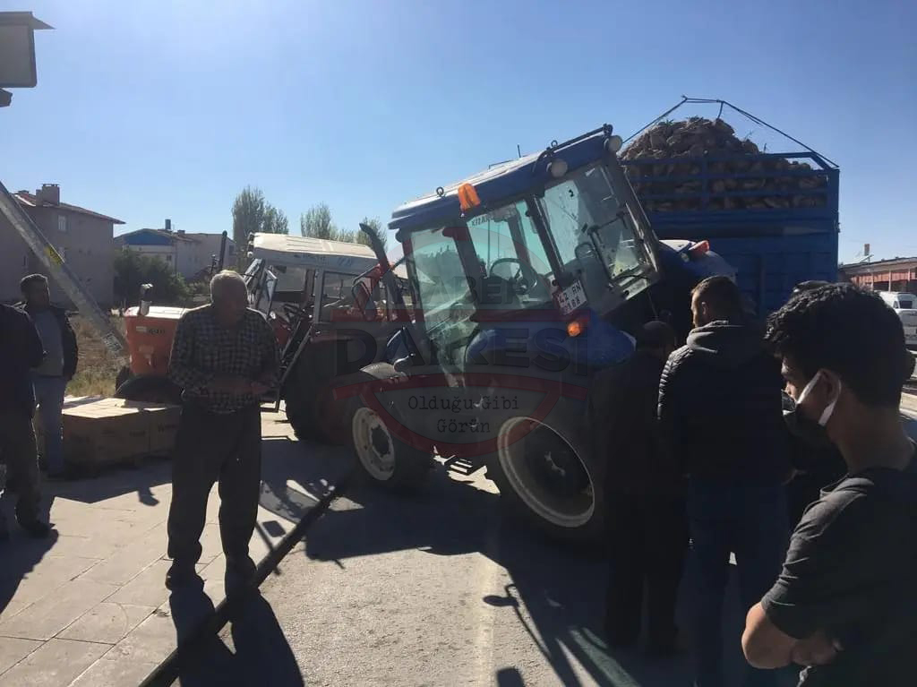 olmaz-denilen-oldu-konyada-ayni-yonde-seyreden-iki-traktor-carpisti.jpg