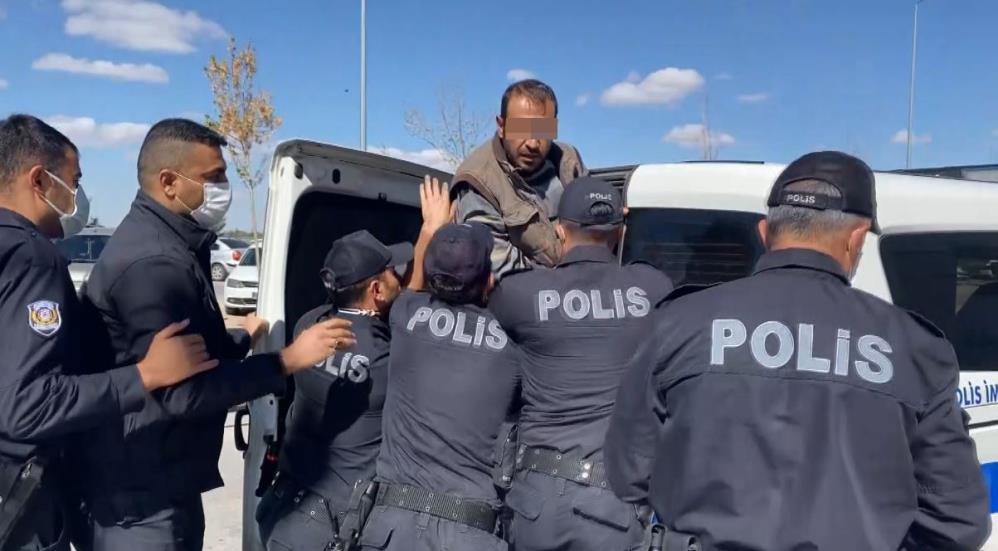 4-polis-bir-guvenlikci-zor-zapt-etti-ben-emniyet-muduruyum-amir-gelsin-001.jpg