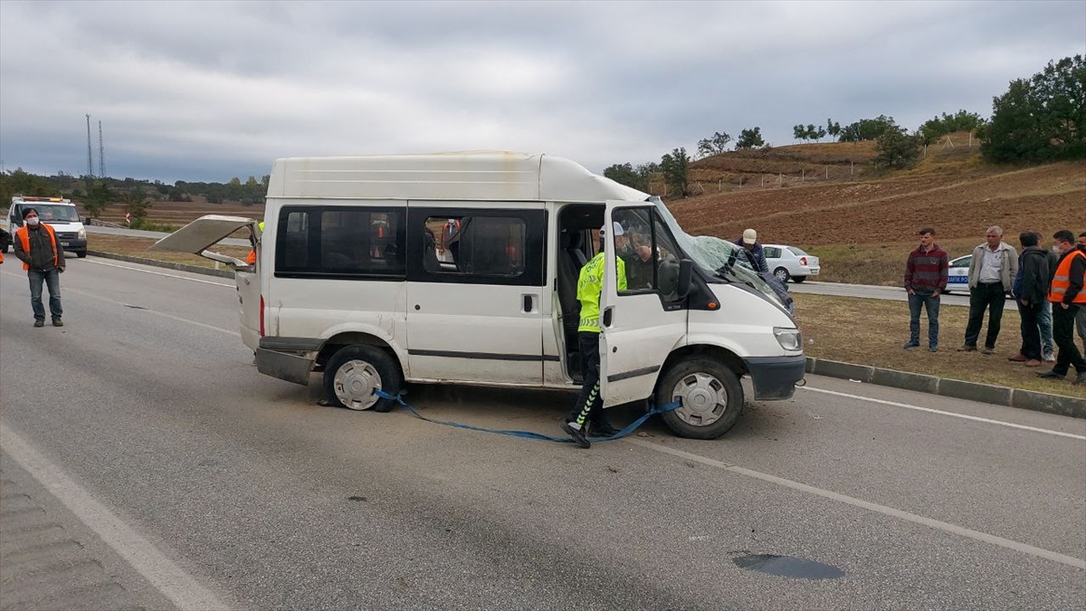 tarim-iscilerini-tasiyan-minibusun-devrildi-3.jpg