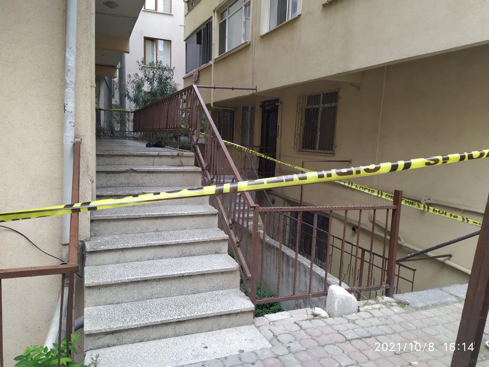 2-ay-once-nisanlanan-genc-merdivenlerde-olu-bulundu-001.jpg