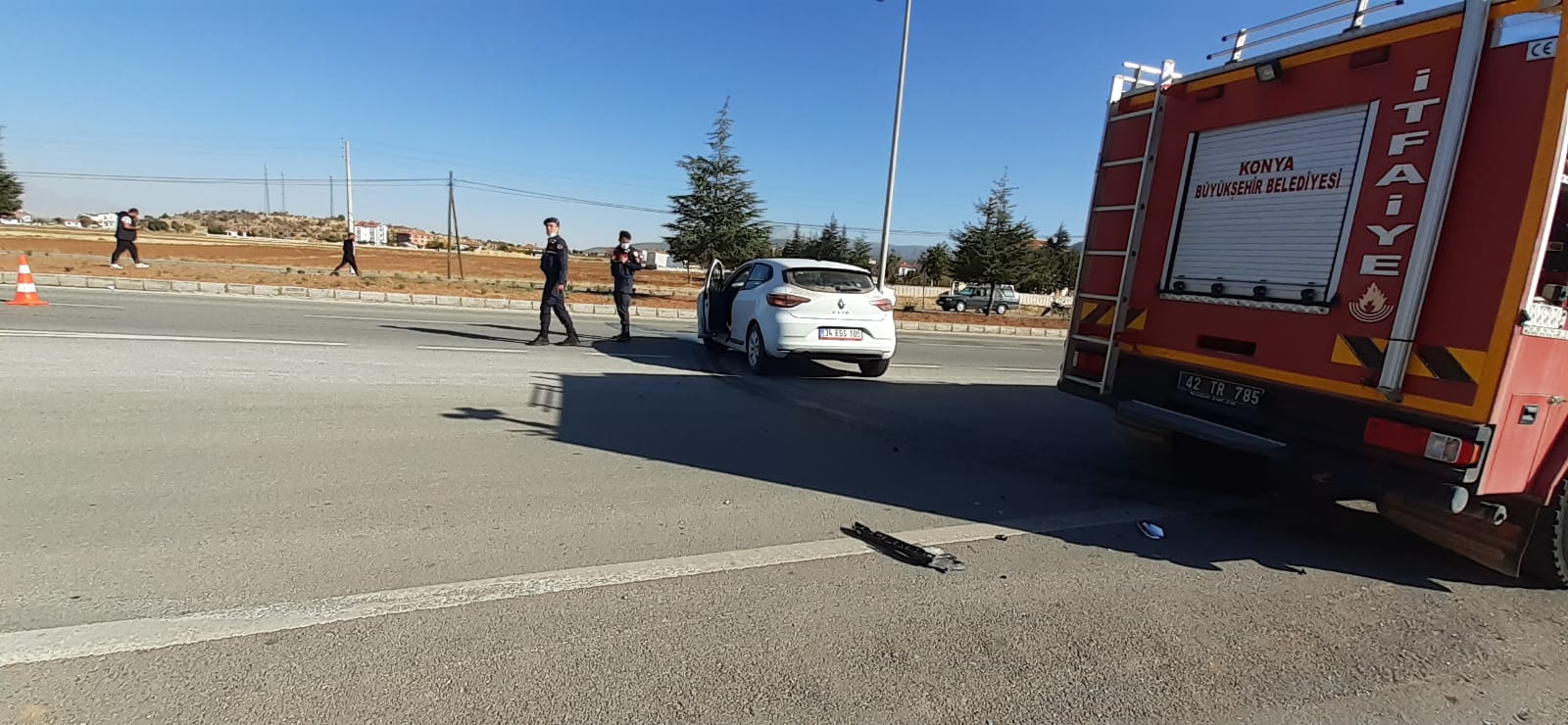 konyada-2-otomobil-carpisti-11-yarali-var-001.jpeg