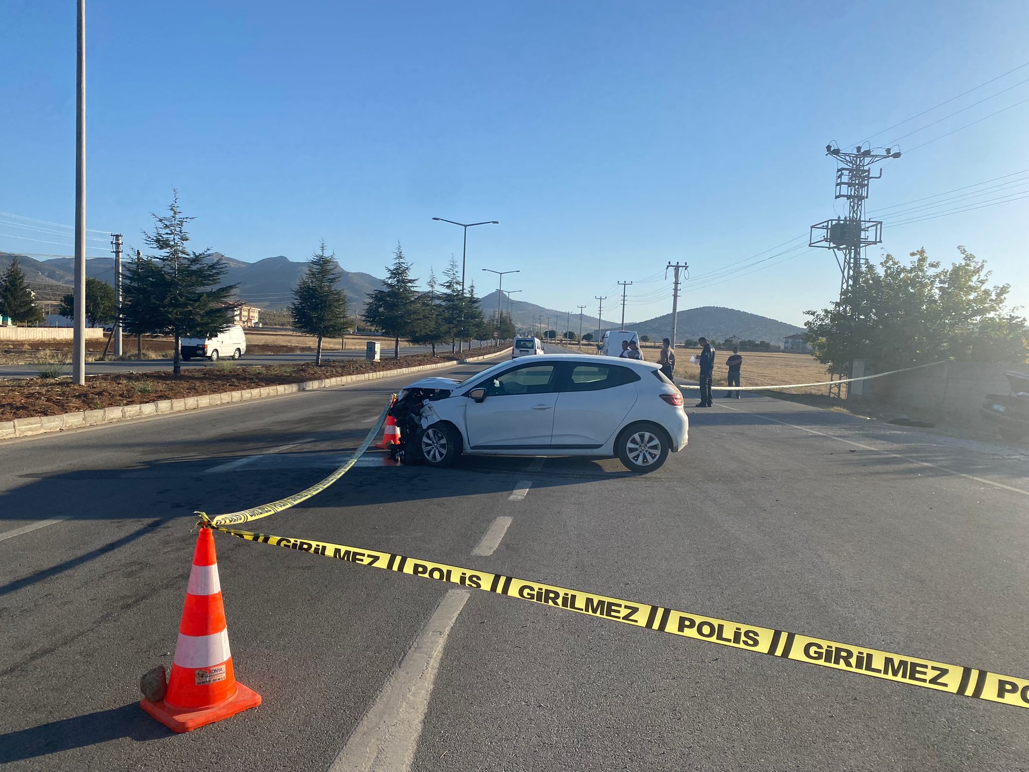 konyada-2-otomobil-carpisti-11-yarali-var-002.jpeg