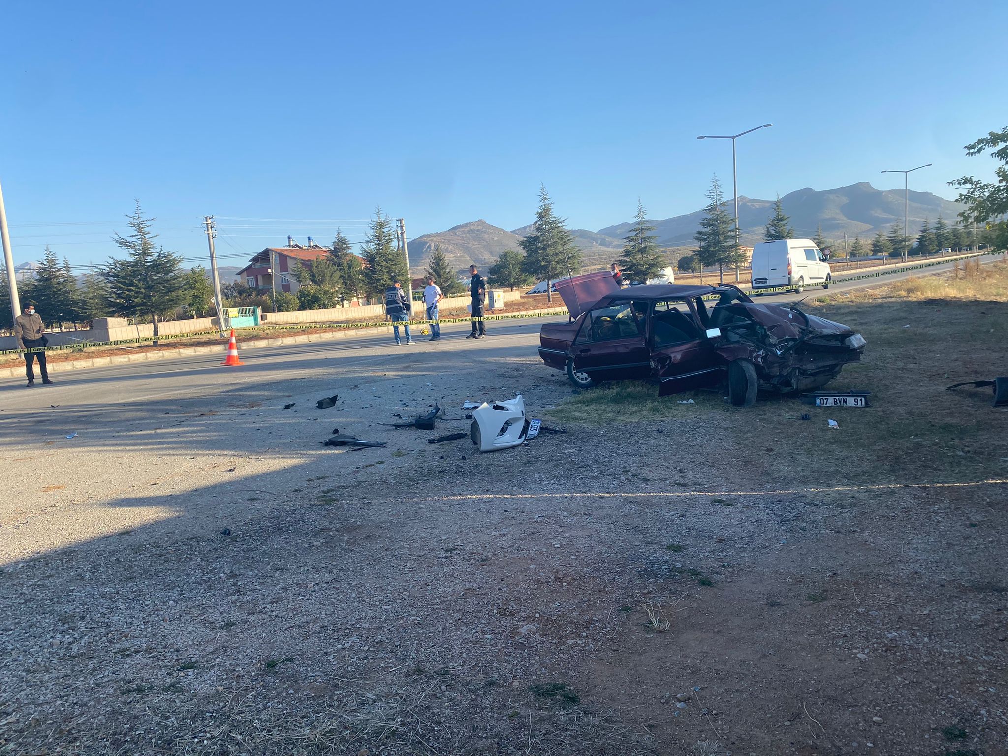 konyada-2-otomobil-carpisti-11-yarali-var-003.jpeg
