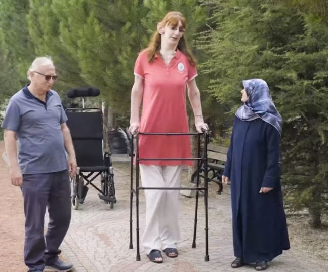 rumeysa-gelgi-dunyanin-en-uzun-boylu-kadini-olarak-guinness-rekorlar-kitabina-girdi-003.jpg