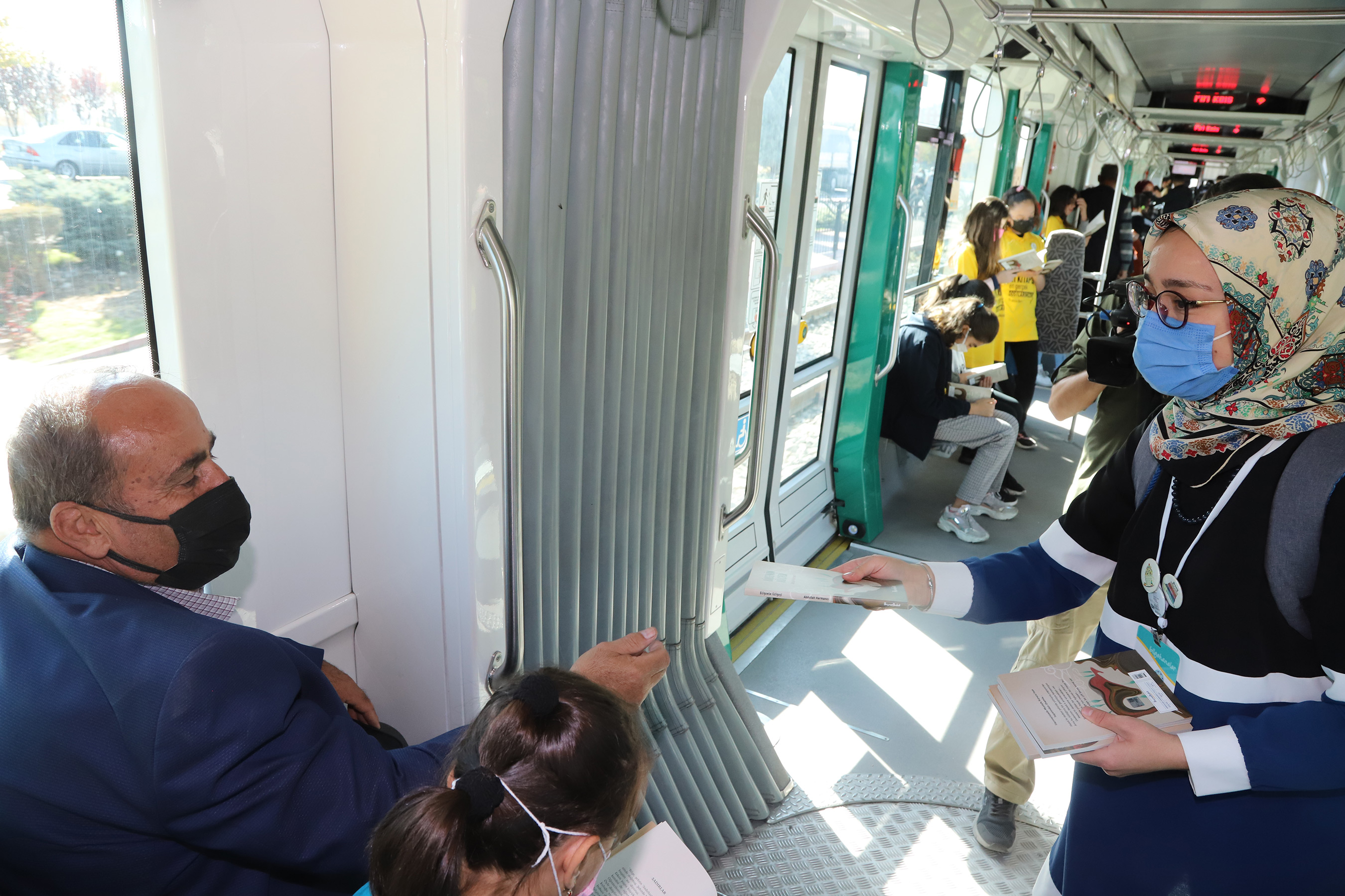 bilgehane-ogrencilerinden-tramvayda-kitap-surprizi2.jpg