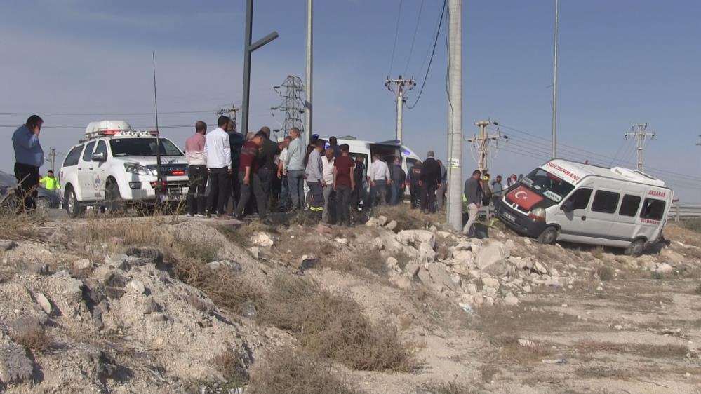konya-yolunda-servis-minibusu-ile-pancar-yuklu-kamyon-carpisti1.jpg