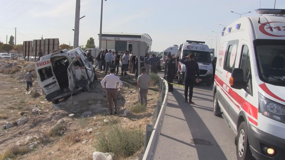 konya-yolunda-servis-minibusu-ile-pancar-yuklu-kamyon-carpisti2.jpg