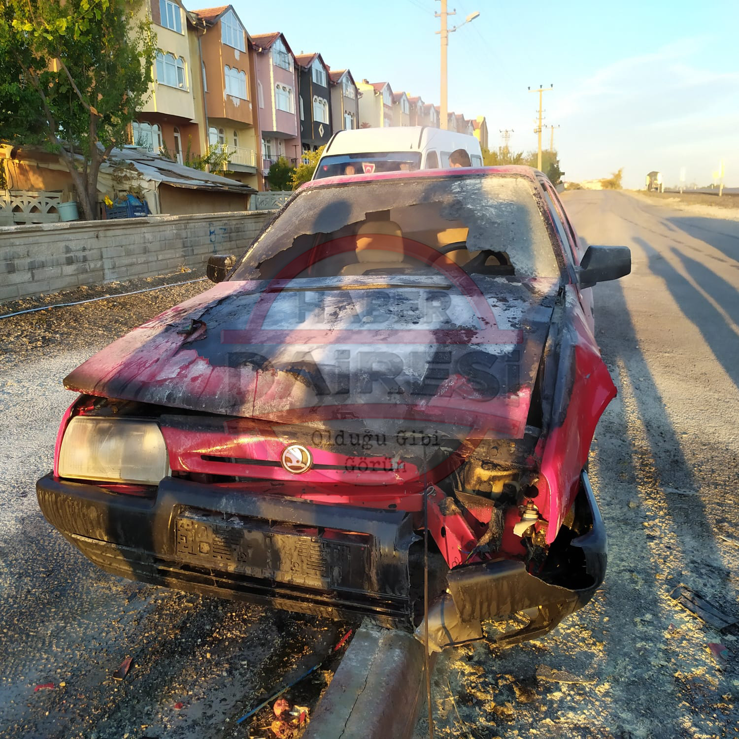 konyada-seyir-halindeki-otomobil-yandi-001.jpg