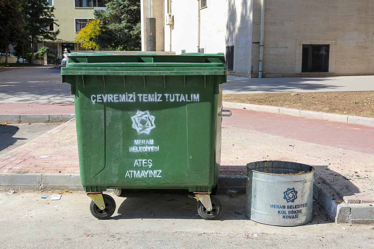 meramda-cop-konteynerleri-yenileniyor-001.jpg
