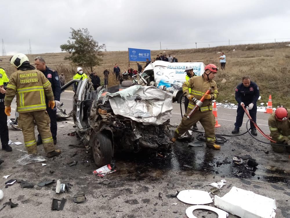 balikesir-canakkale-kara-yolunda-carpisan-iki-aracin-suruculeri-oldu3.jpg