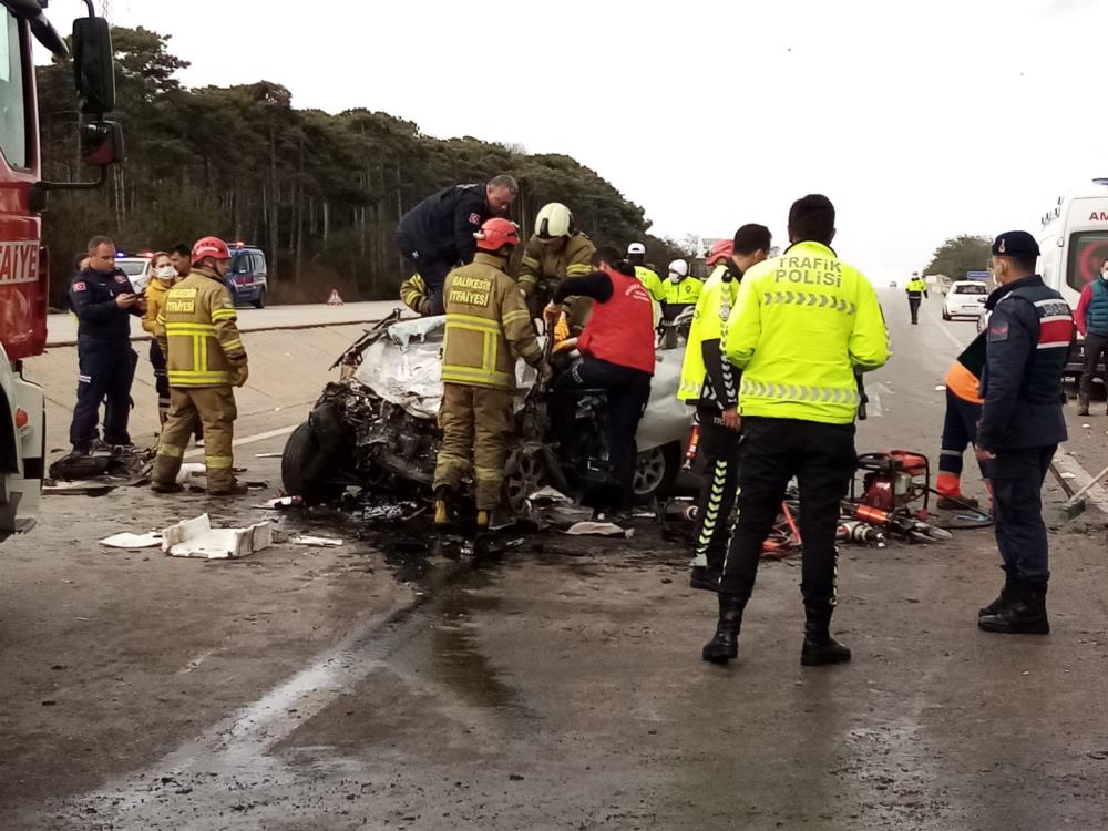 balikesir-canakkale-kara-yolunda-carpisan-iki-aracin-suruculeri-oldu4.jpg