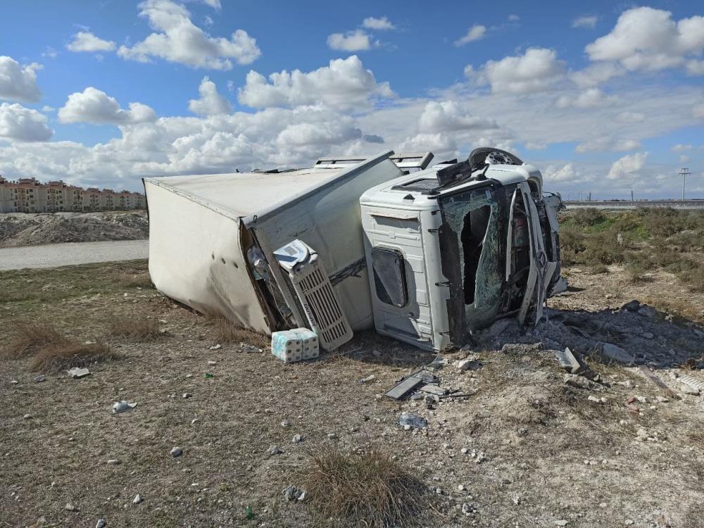 konya-yolunda-devrilen-tir-bu-hale-geldi-surucu-yara-almadan-cikti-002.jpg