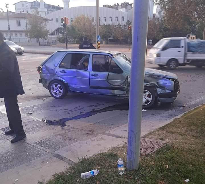 konyada-iki-otomobil-carpisti-biri-devrildi-2-yarali.jpg