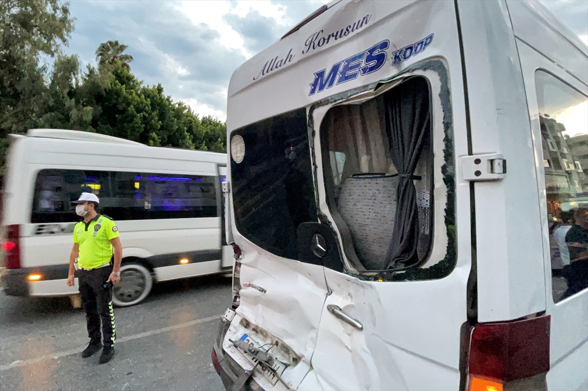 mersinde-ozel-halk-otobusu-ile-minibusun-carpismasi-sonucu-20-kisi-yaralandi-2.jpg
