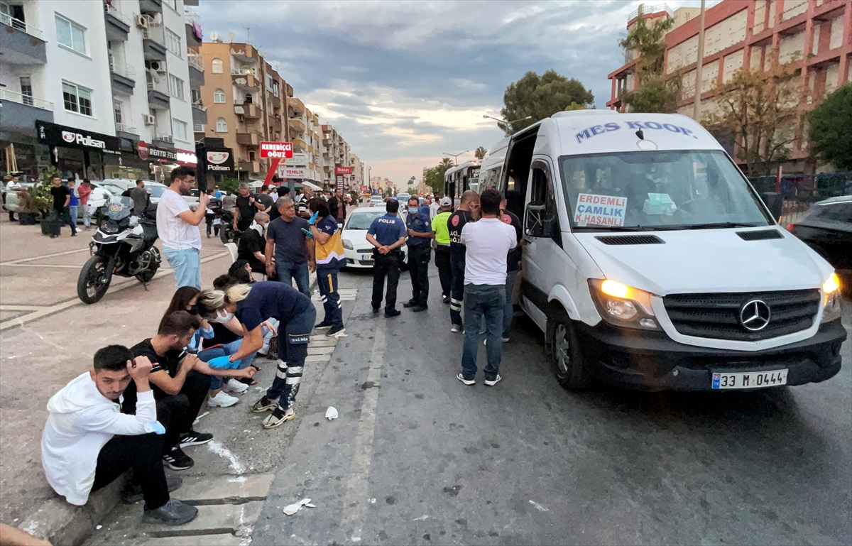 mersinde-ozel-halk-otobusu-ile-minibusun-carpismasi-sonucu-20-kisi-yaralandi-4.jpg