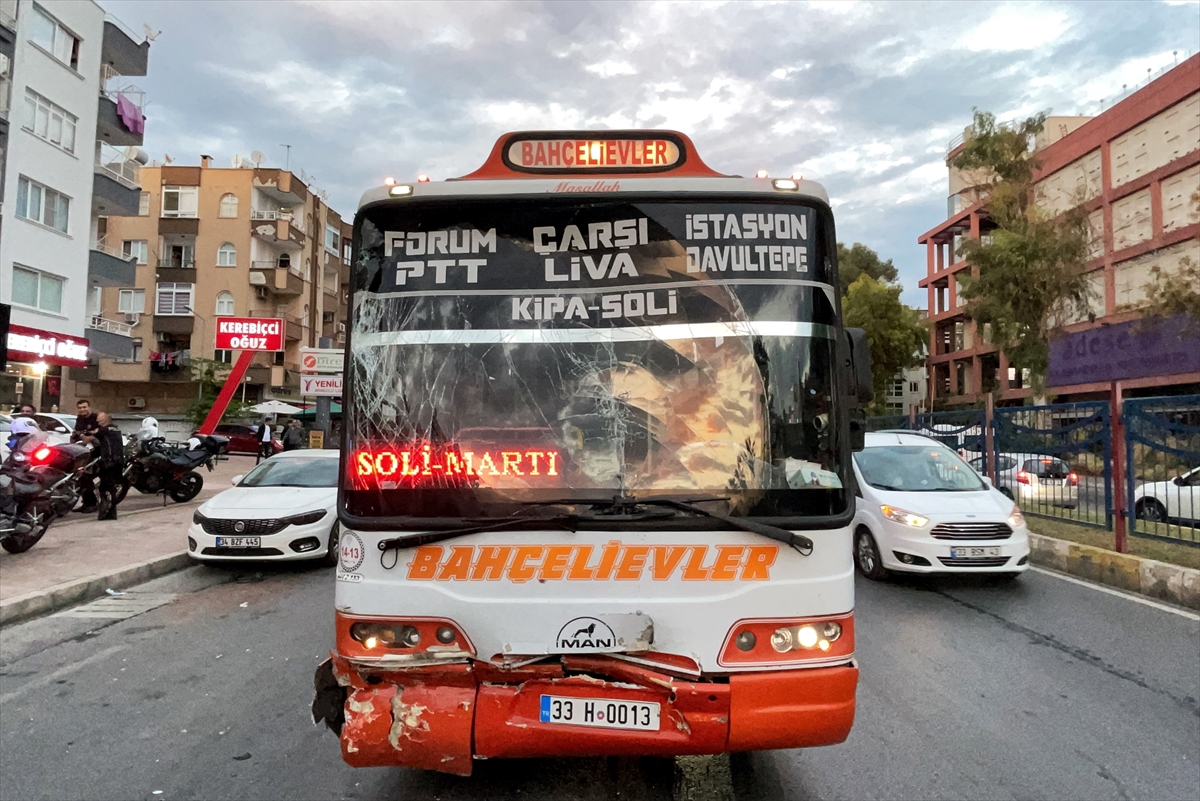 mersinde-ozel-halk-otobusu-ile-minibusun-carpismasi-sonucu-20-kisi-yaralandi-5.jpg