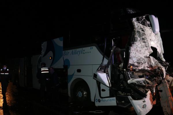 yolcu-otobusu-tira-carpti-cok-sayida-yarali-var-001.jpeg