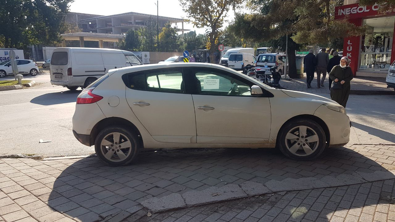 otomobilini-kaldirima-park-eden-surucuye-not-yazdi-2.jpg