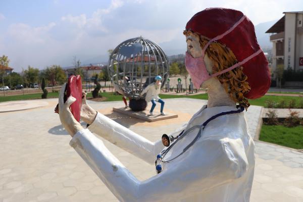 belediyenin-yaptirdigi-saglikci-heykelleri-sehri-karistirdi-cocuklarimiz-gorup-korkabilir.jpg