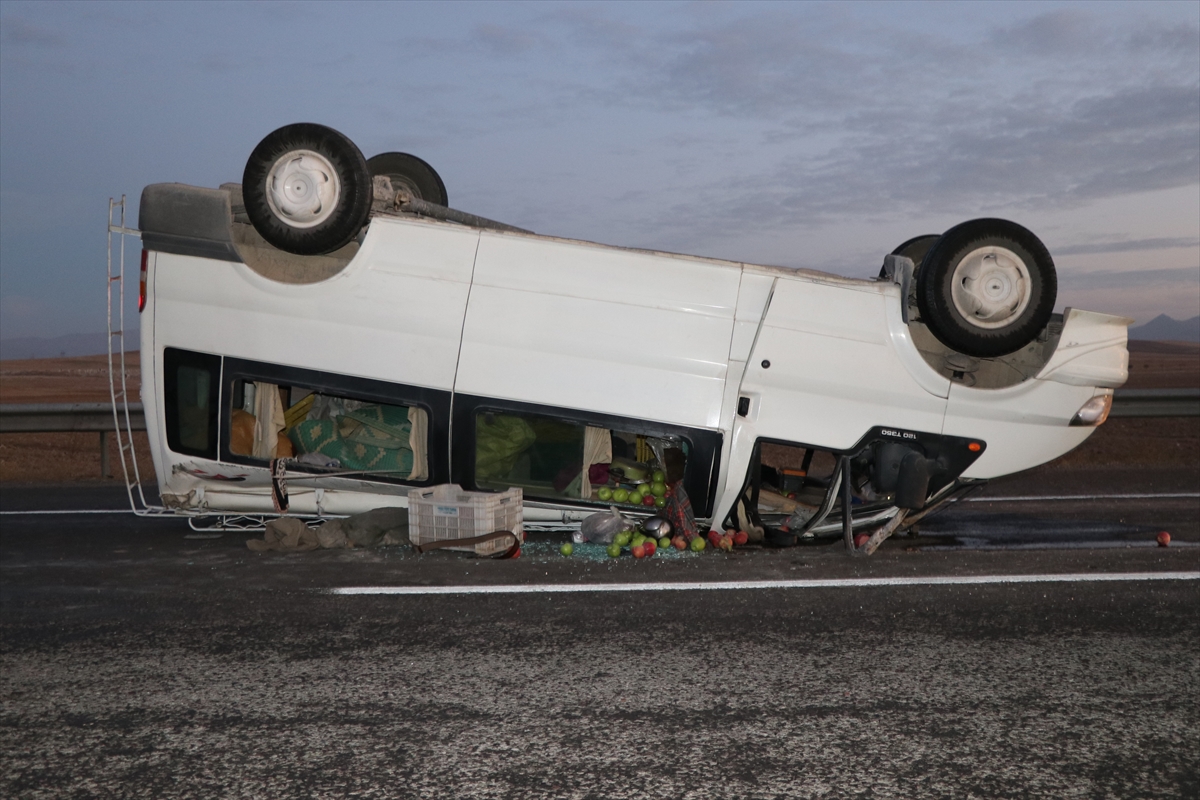 nigdede-tarim-iscilerini-tasiyan-minibus-devrildi-11-kisi-yaralandi-1.jpg