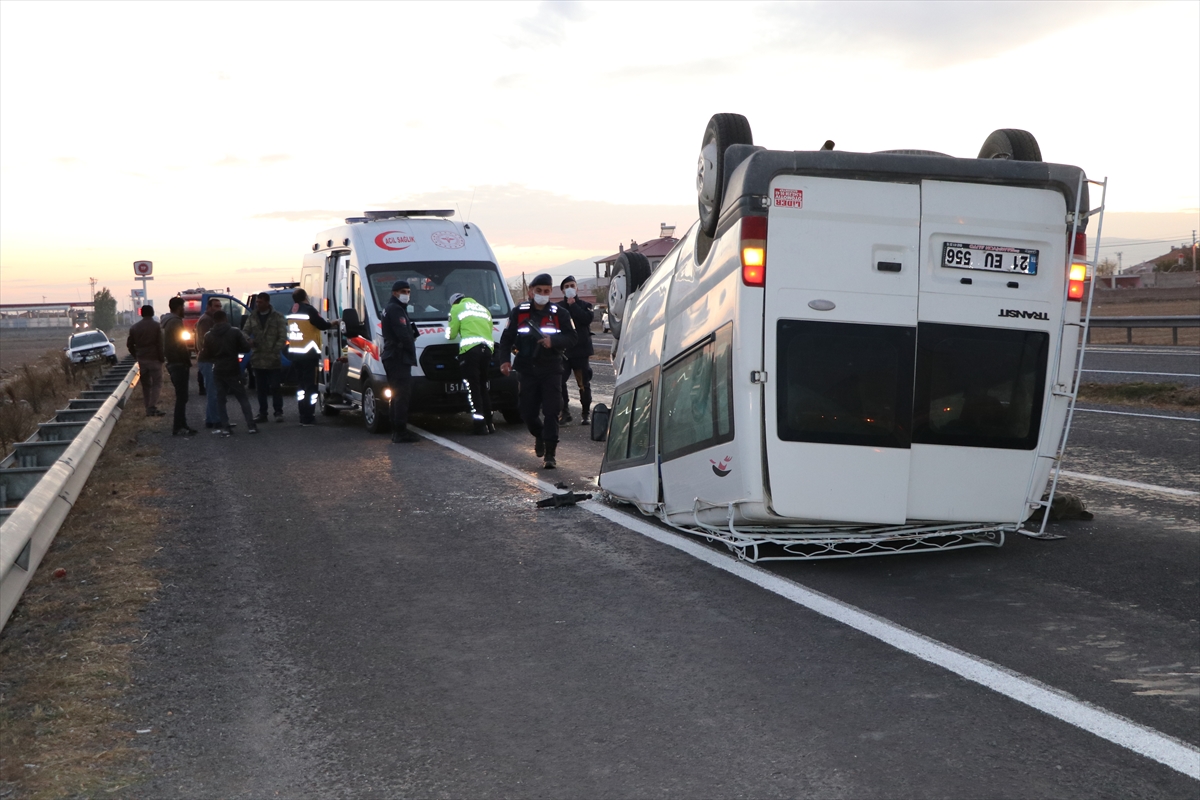 nigdede-tarim-iscilerini-tasiyan-minibus-devrildi-11-kisi-yaralandi-3.jpg