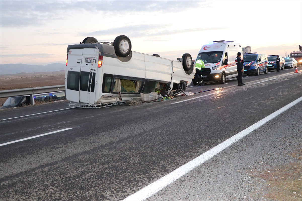 nigdede-tarim-iscilerini-tasiyan-minibus-devrildi-11-kisi-yaralandi-4.jpg