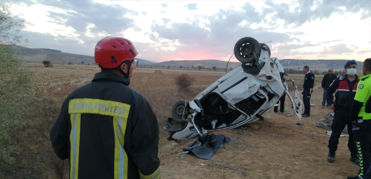 konyada-otomobil-yoldan-cikip-devrildi-2-kisi-oldu-1-kisi-yaralandi.jpg