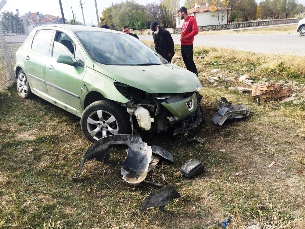 konyada-kaza-kontrolden-cikan-otomobil-once-direge-sonra-kapiya-carpti.jpg