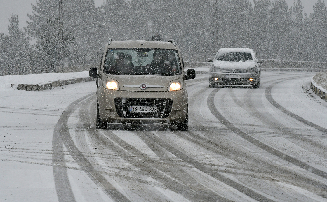 kars-ve-ardahanda-kar-yagisi-etkili-oluyor1.jpg