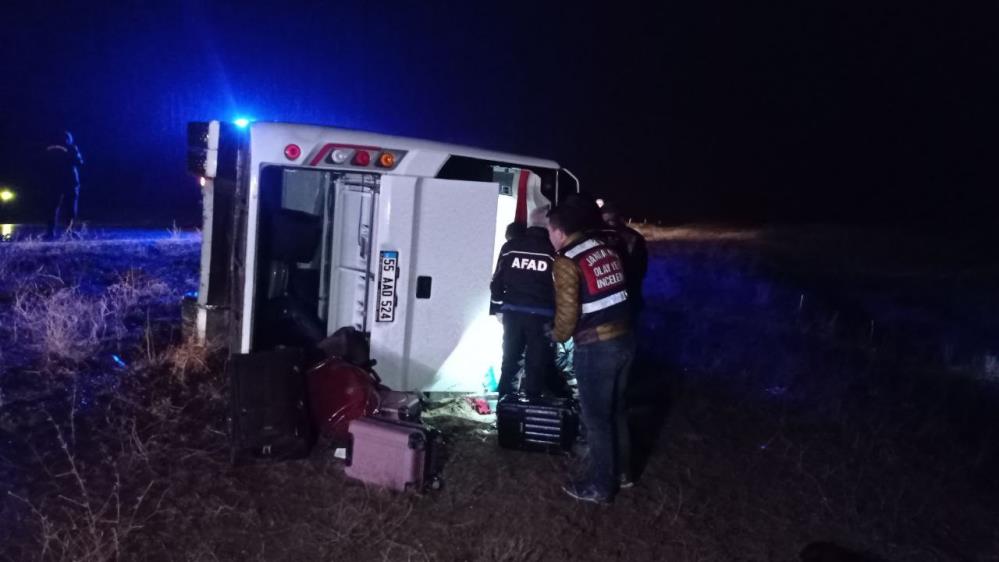 sivasta-tur-midibusunun-devrilmesi-sonucu-1-kisi-oldu-24-kisi-yaralandi2.jpg