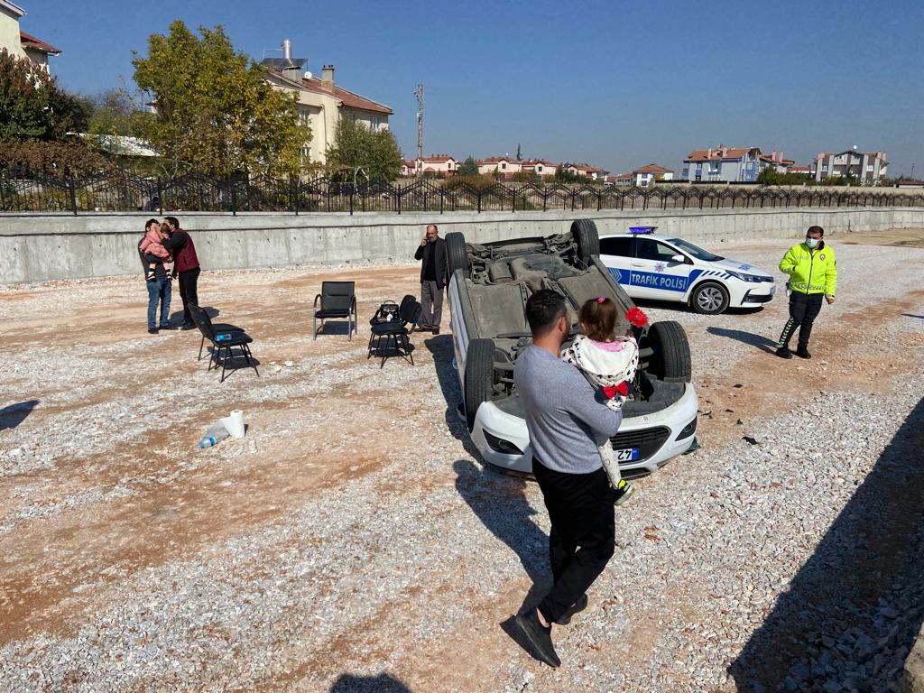 konyada-otomobil-devrildi-vatandaslar-su-pecete-ve-sandalyeyle-yardima-kostu-002.jpeg