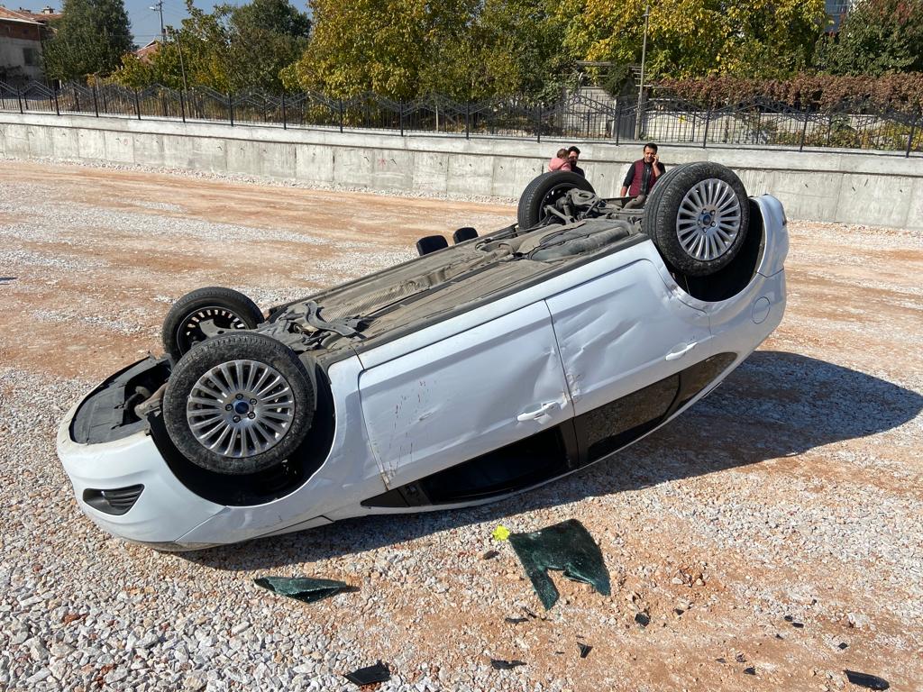 konyada-otomobil-devrildi-vatandaslar-su-pecete-ve-sandalyeyle-yardima-kostu-003.jpeg