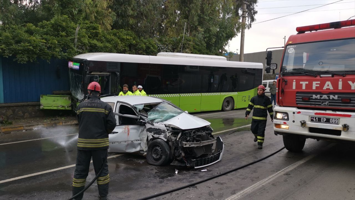 belediye-otobusu-ile-otomobil-carpisti-1.jpg