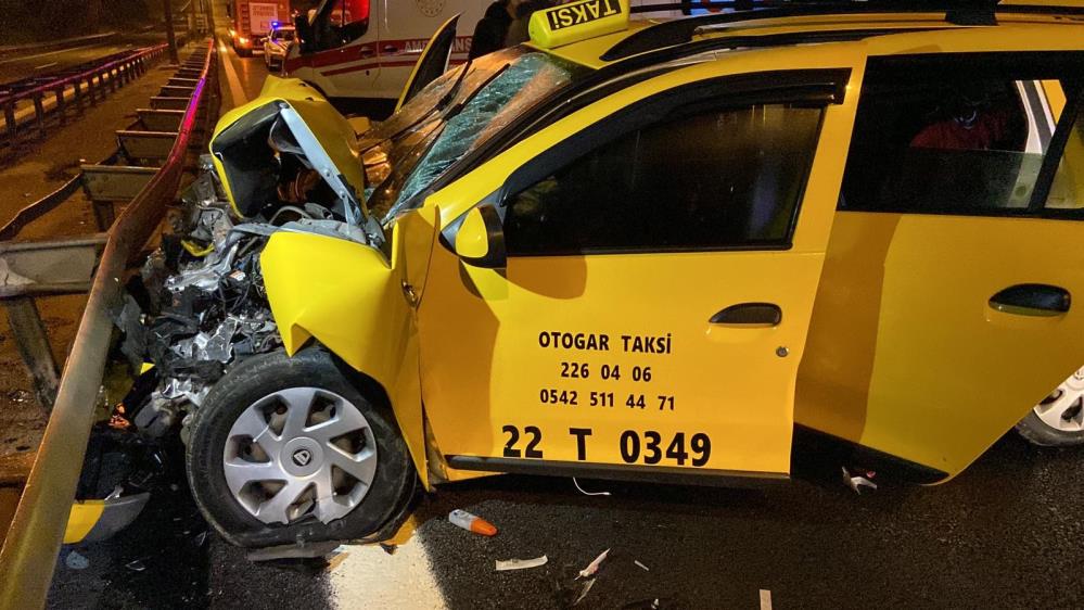 9-yolcunun-bulundugu-taksi-kaza-yapti4.jpg