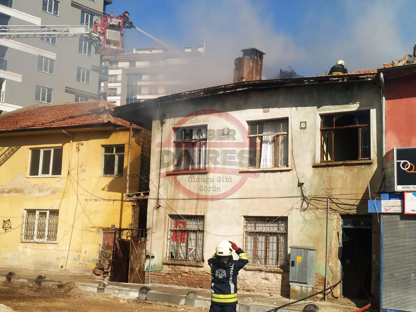 konyada-korkutan-yangin-evin-catisi-alevler-icinde-kaldi-006.jpg