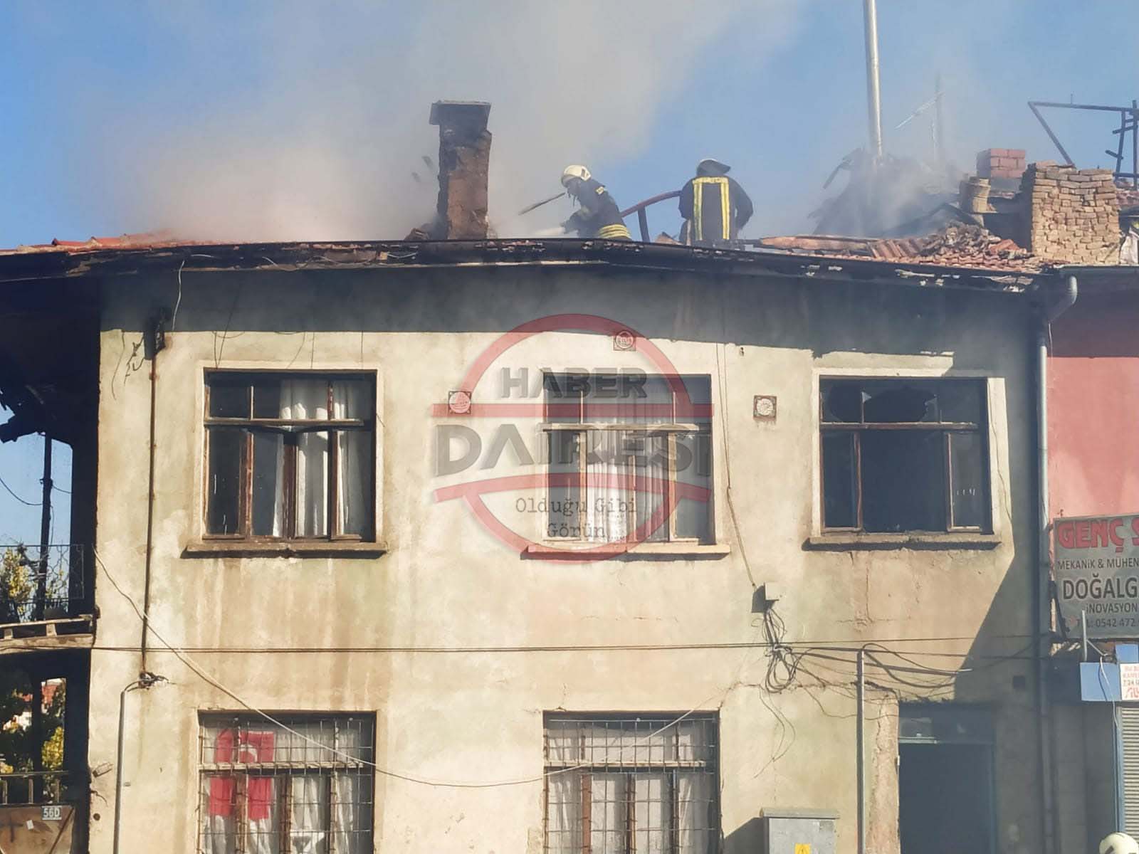 konyada-korkutan-yangin-evin-catisi-alevler-icinde-kaldi-007.jpg