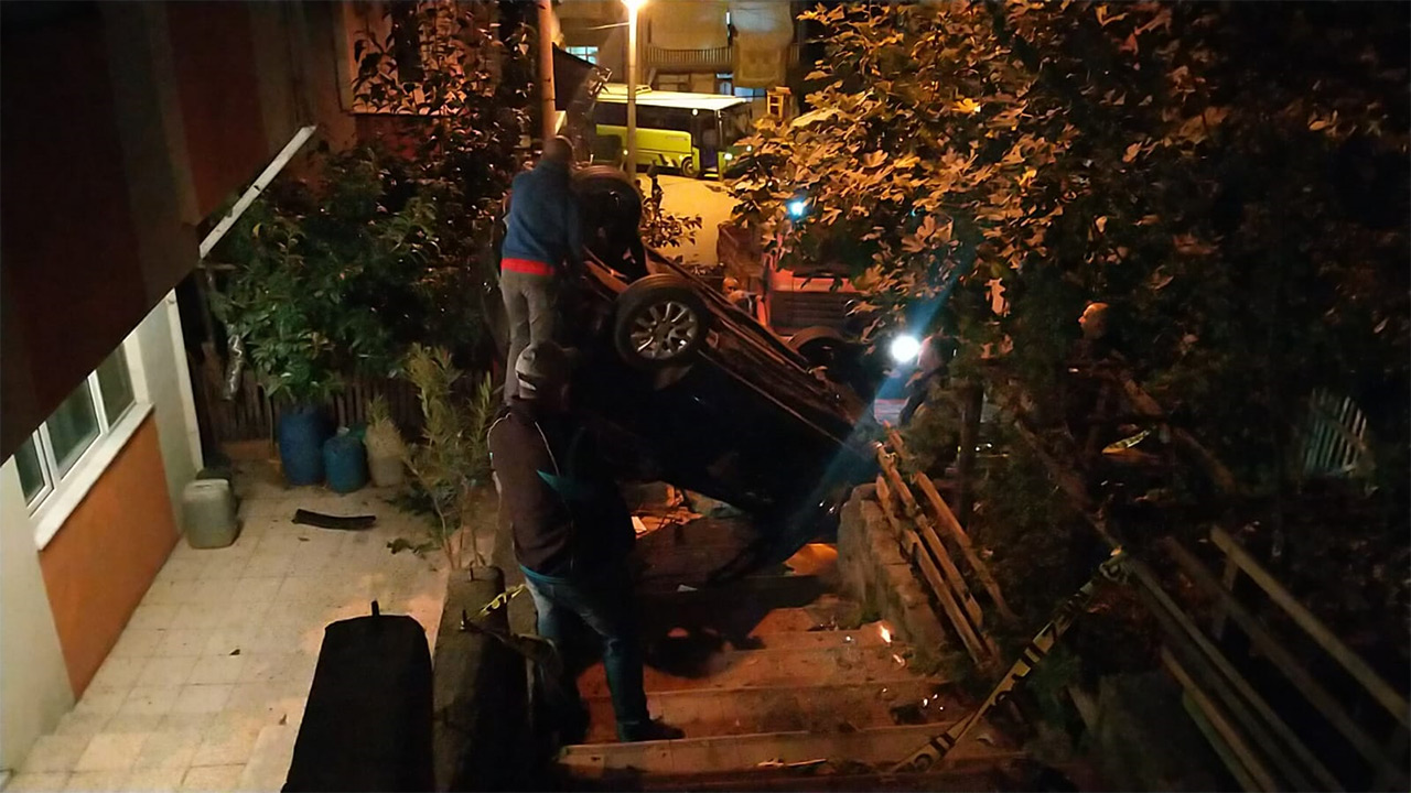 fren-yerine-gaza-bastigi-otomobiliyle-merdivenlerden-yuvarlandi1.jpg