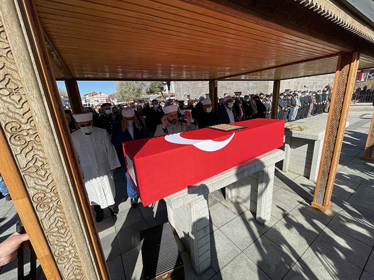 silah-kazasi-sonucu-sehit-olan-asker-erzurumda-son-yolculuguna-ugurlandi2.jpg
