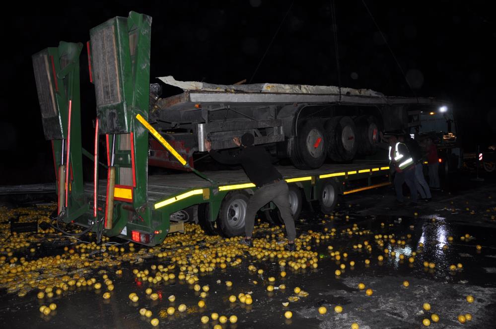 tir-kamyona-carpti-40-ton-limon-yola-savruldu-002.jpg