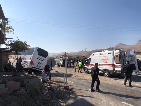 yolcu-otobusu-kamyonetle-carpisti-olu-ve-yaralilar-var.jpg