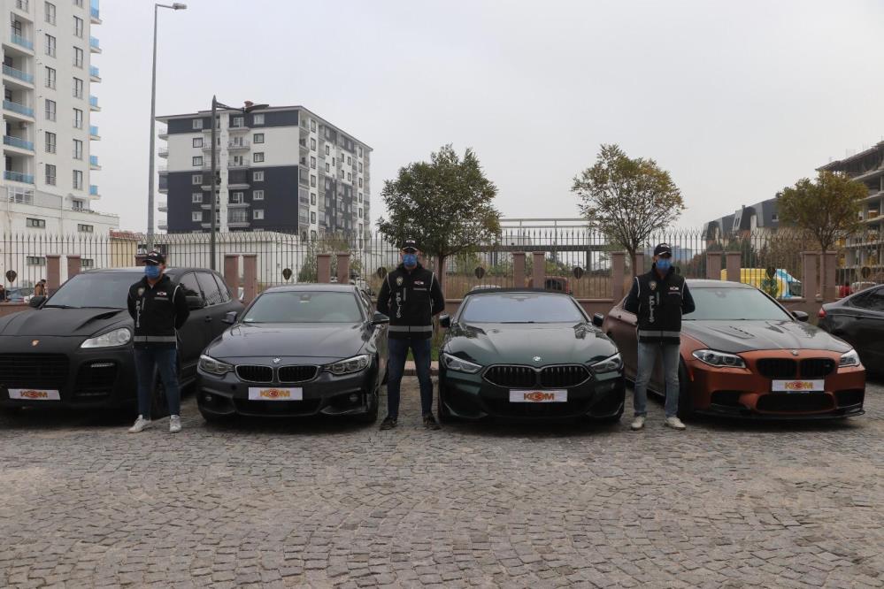 konya-dahil-9-ilde-operasyon-ikiz-plaka-yontemiyle-spor-otomobil-kacakciligi-003.jpg