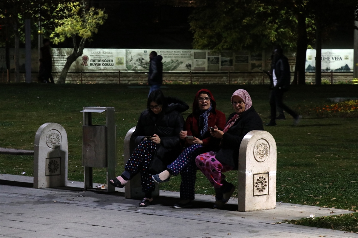 konyada-depremden-korkarak-acik-alanlarda-bekleyenler-yasadiklarini-anlatti-4.jpg