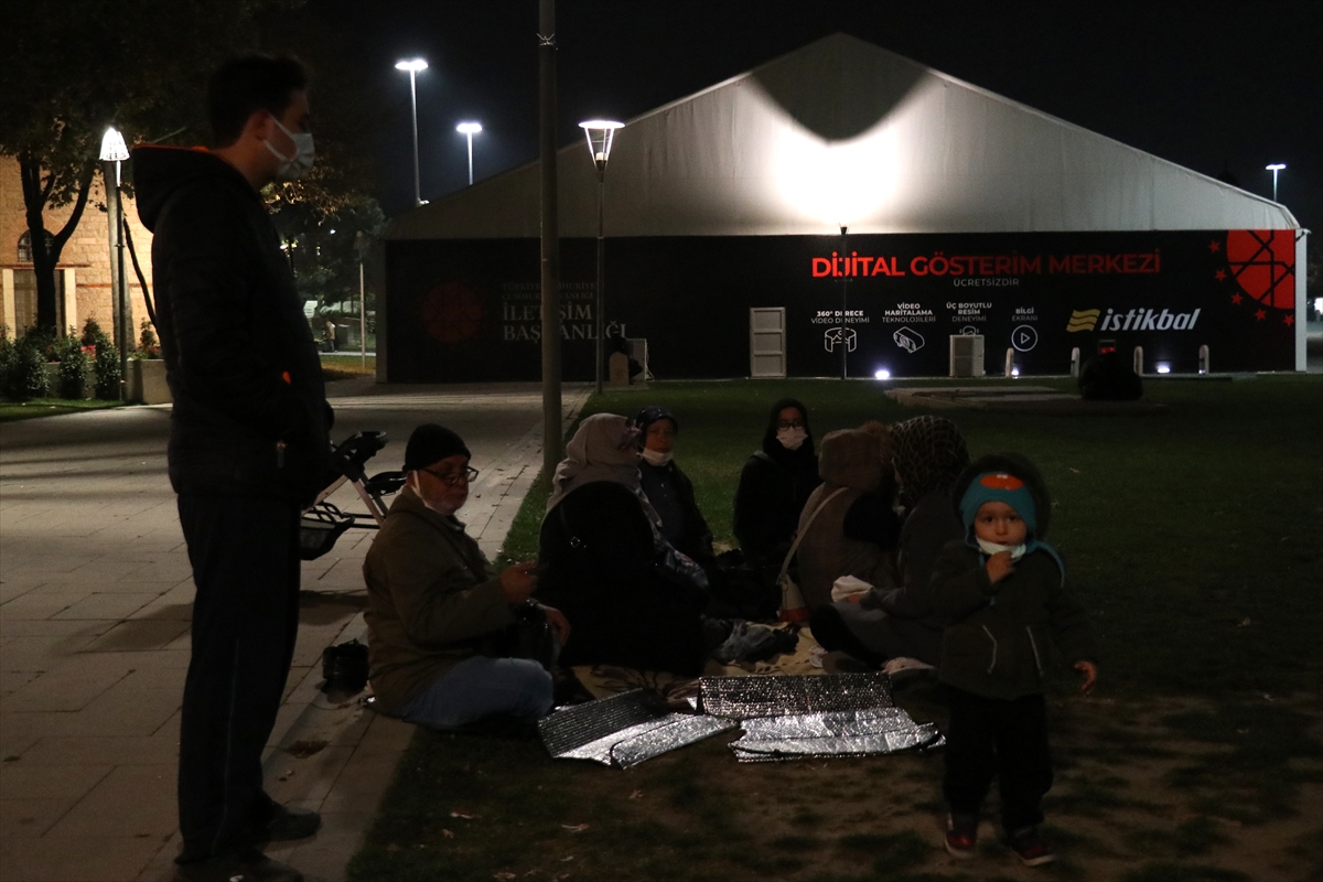 konyada-depremden-korkarak-acik-alanlarda-bekleyenler-yasadiklarini-anlatti-5.jpg