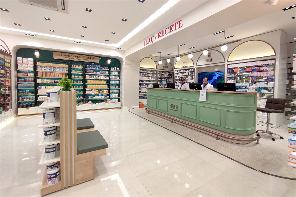 konyadaki-3-katli-super-eczane-6-dilde-hizmet-veriyor-13.jpg