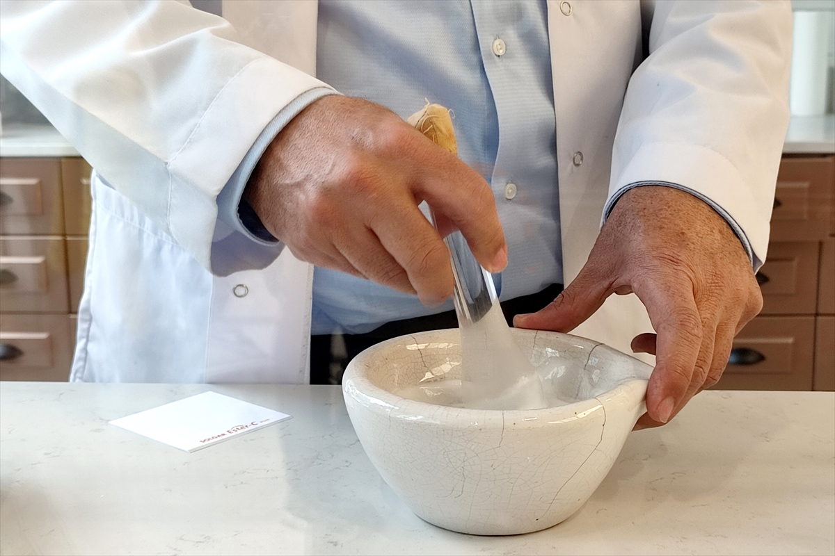 konyadaki-3-katli-super-eczane-6-dilde-hizmet-veriyor-8.jpg