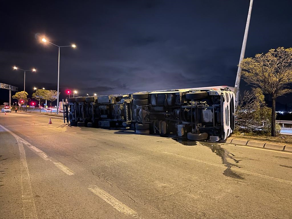 viraji-alamayan-konya-plakali-tir-devrildi-surucu-hastaneye-gitmek-istemedi-5.jpg